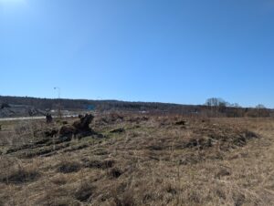 En övertorvad jord- och stenhög med blå himmel i bakgrunden.